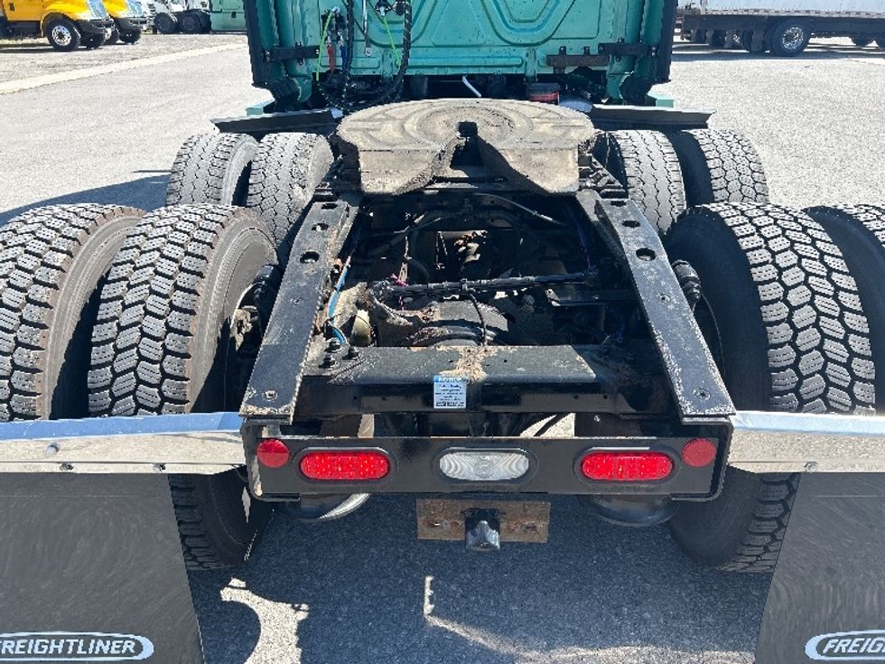 Sleeper Tractor-Heavy Duty Tractors-Freightliner-2023-T12664ST-Ottawa-ON-1,072,406\n\t\tkm-$ 89,750 - Image 6
