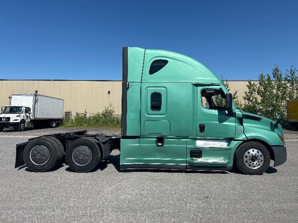 Sleeper Tractor-Heavy Duty Tractors-Freightliner-2023-T12664ST-Ottawa-ON-1,072,406\n\t\tkm-$ 89,750 - Image 8