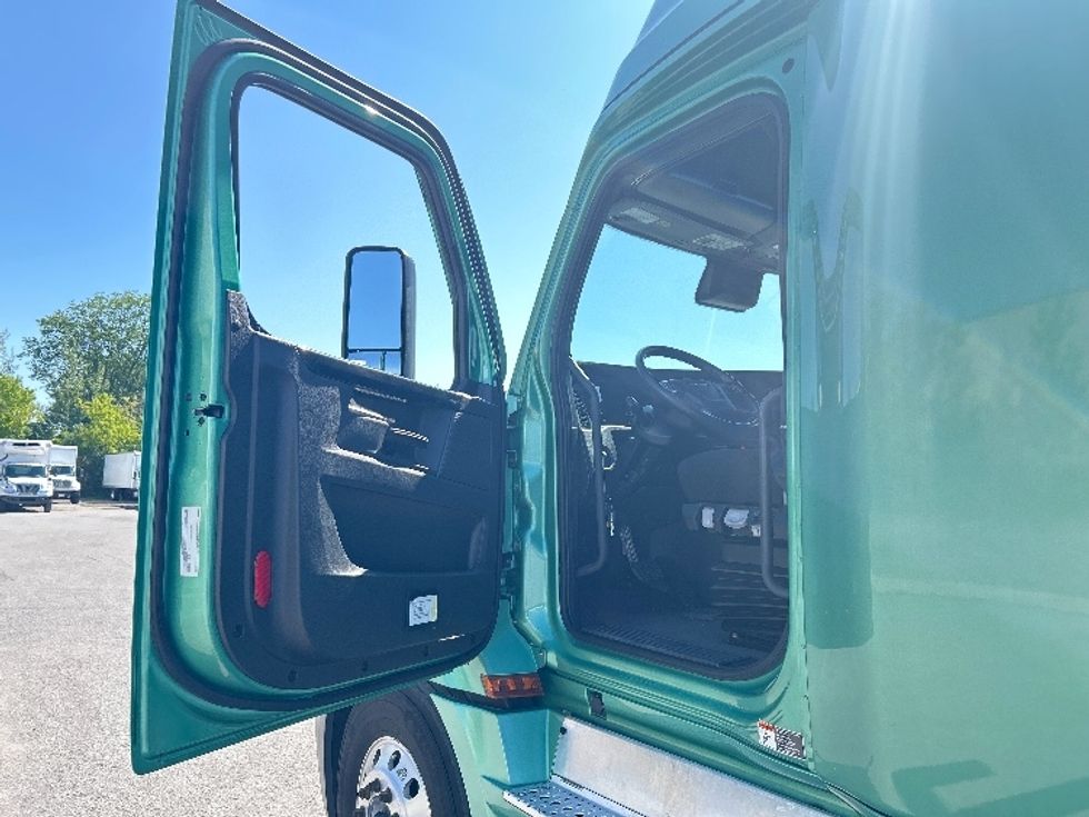 Sleeper Tractor-Heavy Duty Tractors-Freightliner-2023-T12664ST-Ottawa-ON-1,072,406\n\t\tkm-$ 89,750 - Image 9