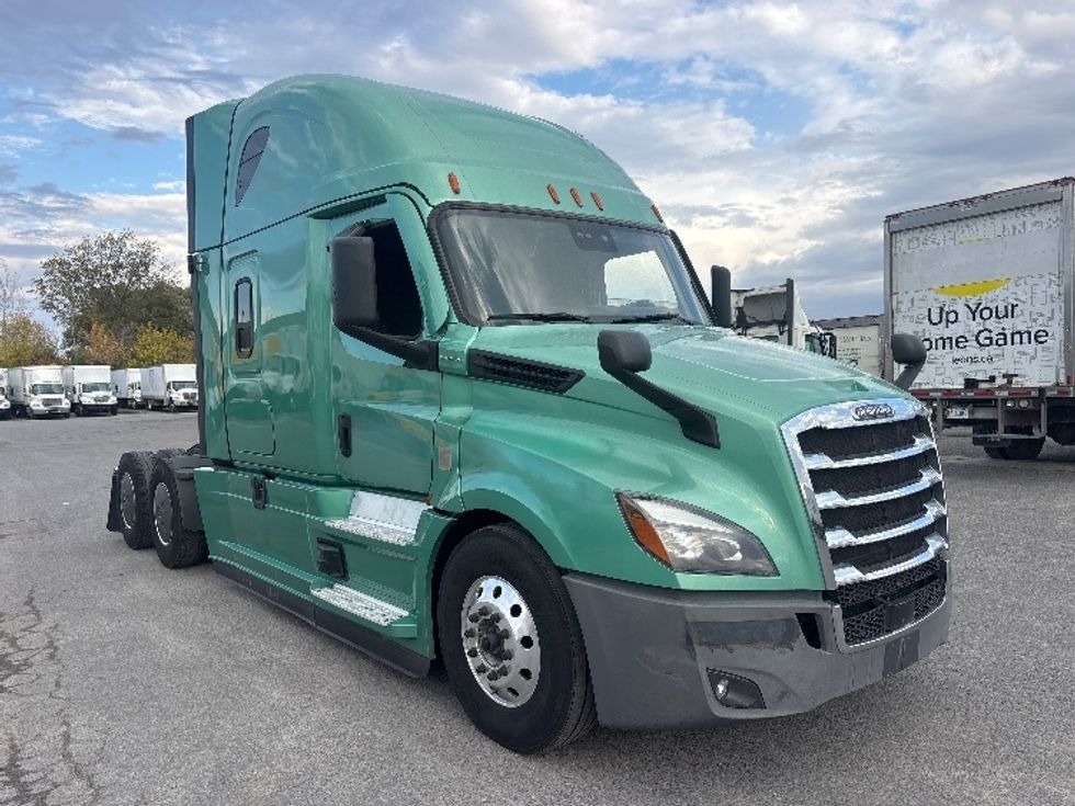 Sleeper Tractor-Heavy Duty Tractors-Freightliner-2023-T12664ST-Ottawa-ON-1,123,420\n\t\tkm-$ 86,250 - Image 1