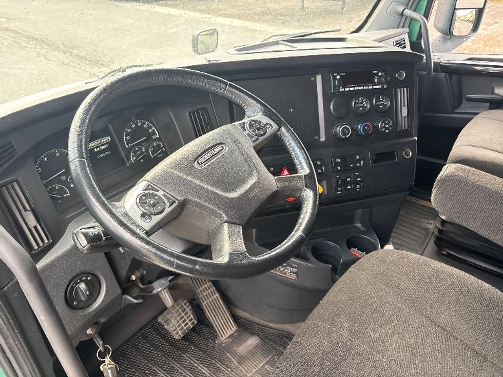 Sleeper Tractor-Heavy Duty Tractors-Freightliner-2023-T12664ST-Ottawa-ON-1,123,420\n\t\tkm-$ 86,250 - Image 10