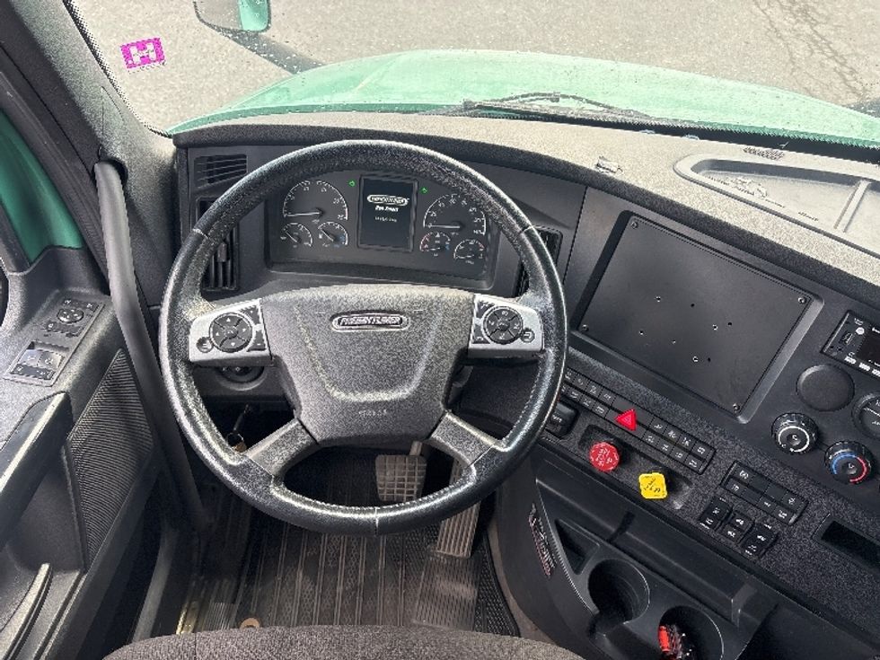 Sleeper Tractor-Heavy Duty Tractors-Freightliner-2023-T12664ST-Ottawa-ON-1,123,420\n\t\tkm-$ 86,250 - Image 11