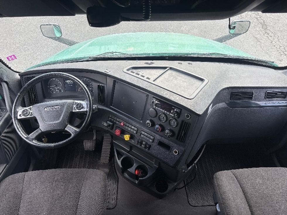 Sleeper Tractor-Heavy Duty Tractors-Freightliner-2023-T12664ST-Ottawa-ON-1,123,420\n\t\tkm-$ 86,250 - Image 12