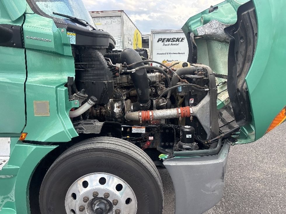 Sleeper Tractor-Heavy Duty Tractors-Freightliner-2023-T12664ST-Ottawa-ON-1,123,420\n\t\tkm-$ 86,250 - Image 19