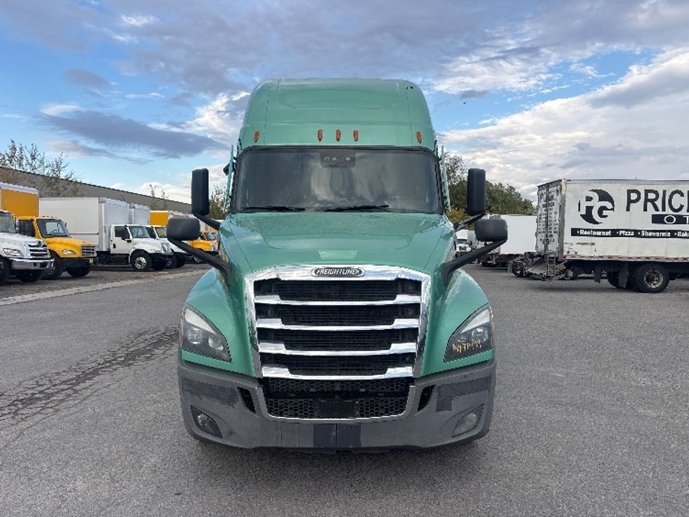 Sleeper Tractor-Heavy Duty Tractors-Freightliner-2023-T12664ST-Ottawa-ON-1,123,420\n\t\tkm-$ 86,250 - Image 2