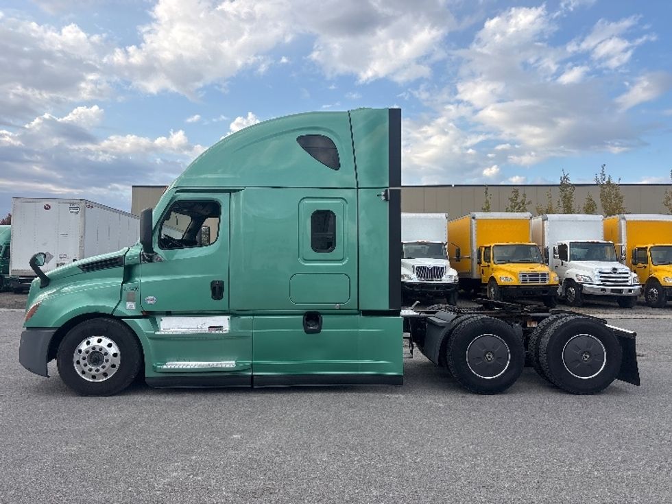 Sleeper Tractor-Heavy Duty Tractors-Freightliner-2023-T12664ST-Ottawa-ON-1,123,420\n\t\tkm-$ 86,250 - Image 4