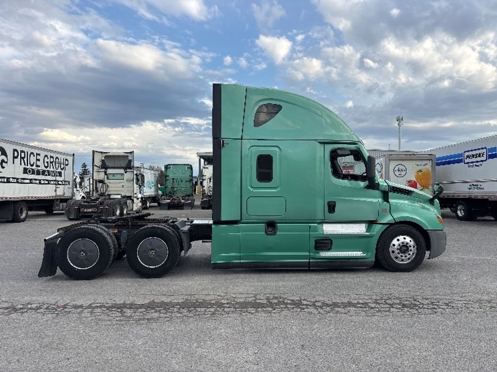 Sleeper Tractor-Heavy Duty Tractors-Freightliner-2023-T12664ST-Ottawa-ON-1,123,420\n\t\tkm-$ 86,250 - Image 8