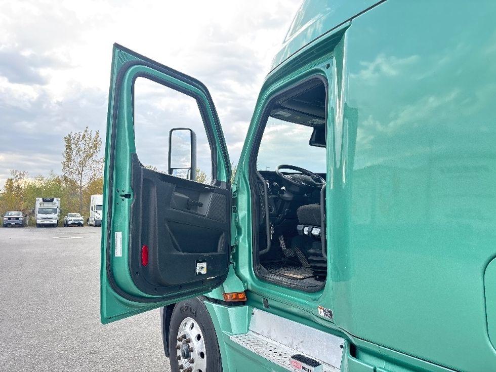Sleeper Tractor-Heavy Duty Tractors-Freightliner-2023-T12664ST-Ottawa-ON-1,123,420\n\t\tkm-$ 86,250 - Image 9