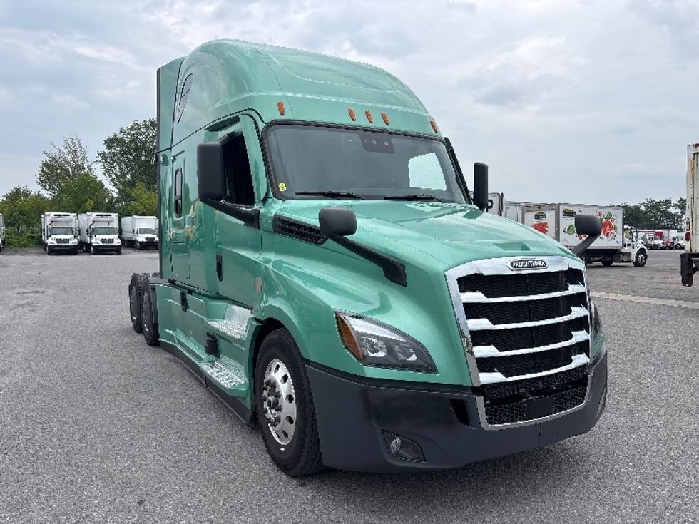 Sleeper Tractor-Heavy Duty Tractors-Freightliner-2023-T12664ST-Ottawa-ON-1,126,117\n\t\tkm-$ 81,250 - Image 1