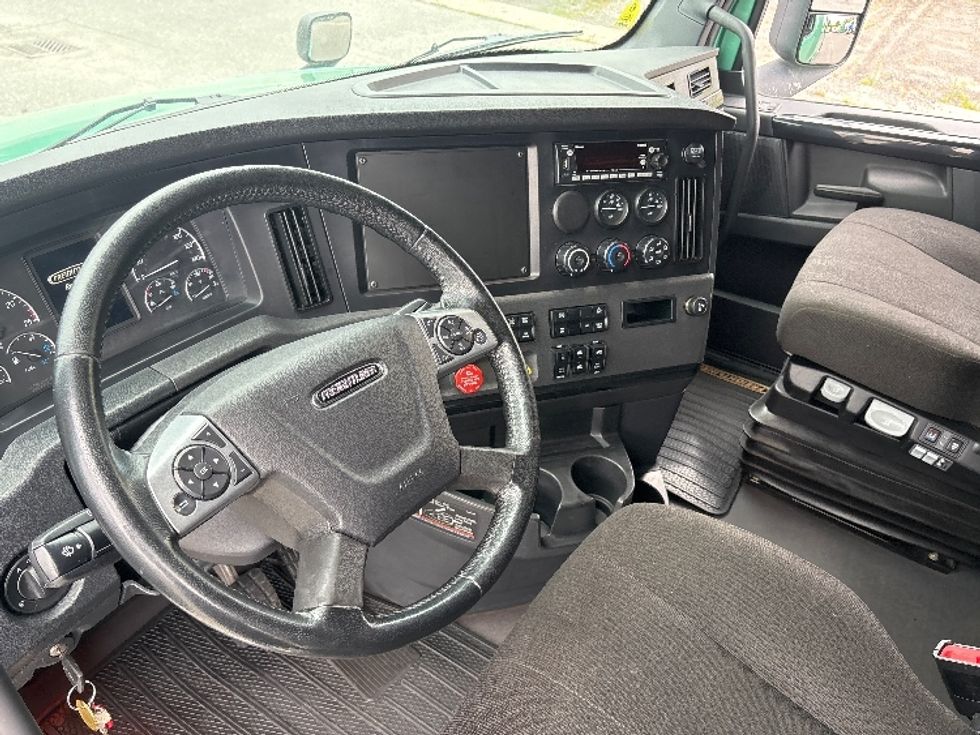 Sleeper Tractor-Heavy Duty Tractors-Freightliner-2023-T12664ST-Ottawa-ON-1,126,117\n\t\tkm-$ 81,250 - Image 10