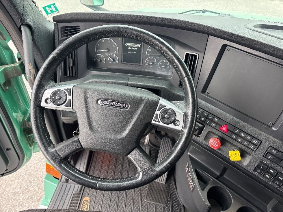 Sleeper Tractor-Heavy Duty Tractors-Freightliner-2023-T12664ST-Ottawa-ON-1,126,117\n\t\tkm-$ 81,250 - Image 11