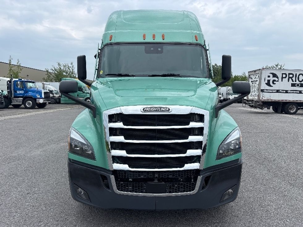 Sleeper Tractor-Heavy Duty Tractors-Freightliner-2023-T12664ST-Ottawa-ON-1,126,117\n\t\tkm-$ 81,250 - Image 2