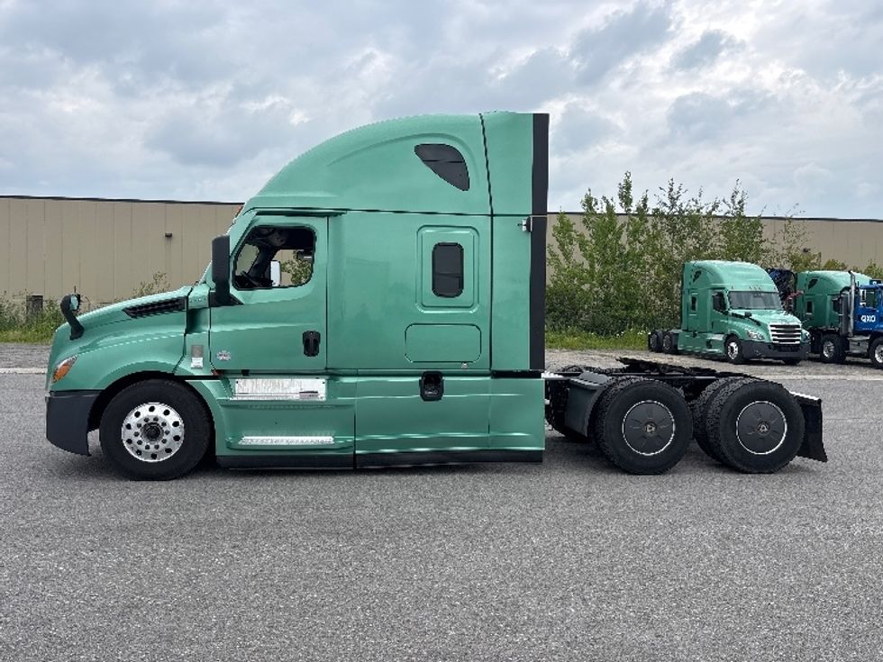 Sleeper Tractor-Heavy Duty Tractors-Freightliner-2023-T12664ST-Ottawa-ON-1,126,117\n\t\tkm-$ 81,250 - Image 4