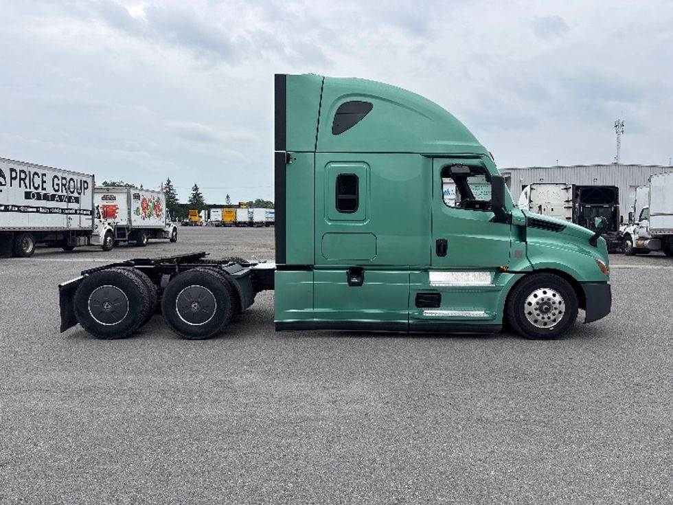 Sleeper Tractor-Heavy Duty Tractors-Freightliner-2023-T12664ST-Ottawa-ON-1,126,117\n\t\tkm-$ 81,250 - Image 8