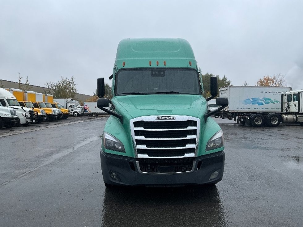Sleeper Tractor-Heavy Duty Tractors-Freightliner-2023-T12664ST-Ottawa-ON-1,183,844\n\t\tkm-$ 81,250 - Image 2
