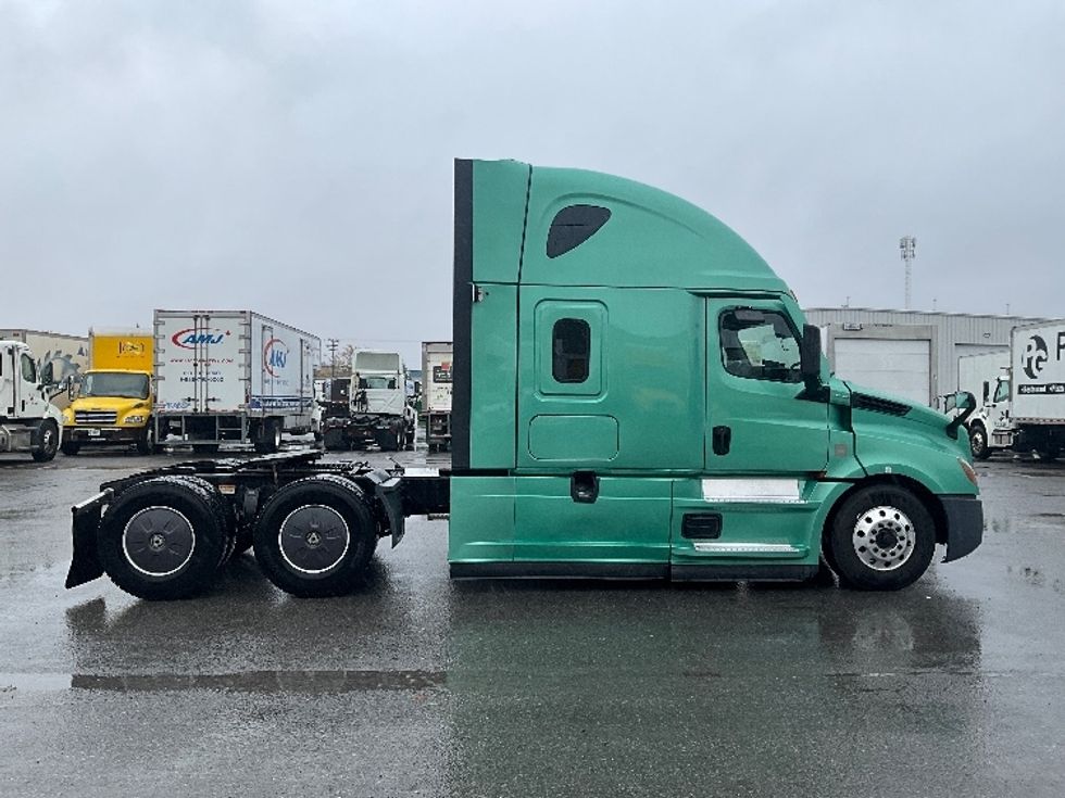 Sleeper Tractor-Heavy Duty Tractors-Freightliner-2023-T12664ST-Ottawa-ON-1,183,844\n\t\tkm-$ 81,250 - Image 8
