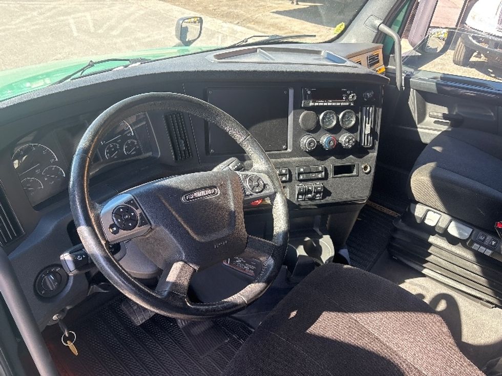 Sleeper Tractor-Heavy Duty Tractors-Freightliner-2023-T12664ST-Ottawa-ON-1,269,261\n\t\tkm-$ 74,250 - Image 10