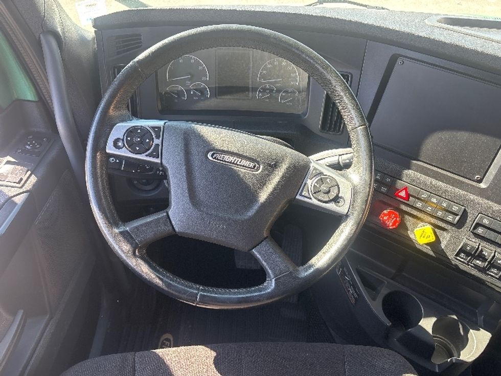 Sleeper Tractor-Heavy Duty Tractors-Freightliner-2023-T12664ST-Ottawa-ON-1,269,261\n\t\tkm-$ 74,250 - Image 11
