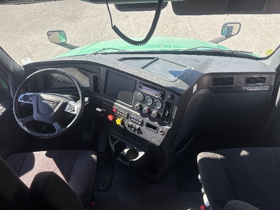 Sleeper Tractor-Heavy Duty Tractors-Freightliner-2023-T12664ST-Ottawa-ON-1,269,261\n\t\tkm-$ 74,250 - Image 12