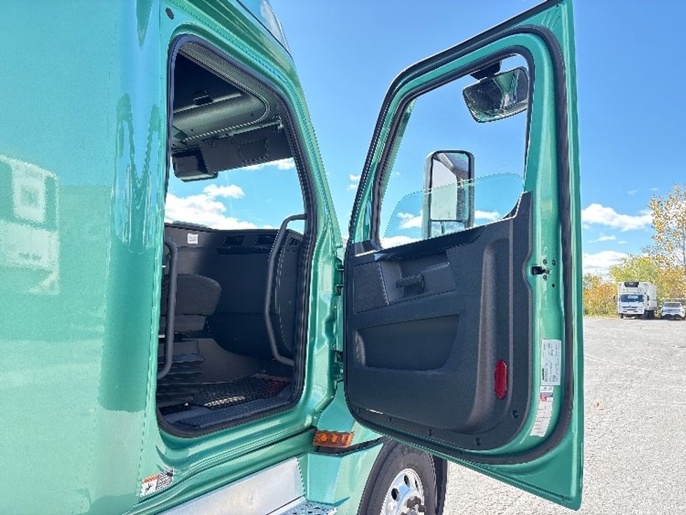 Sleeper Tractor-Heavy Duty Tractors-Freightliner-2023-T12664ST-Ottawa-ON-1,269,261\n\t\tkm-$ 74,250 - Image 13
