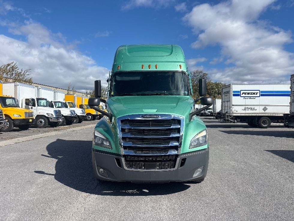 Sleeper Tractor-Heavy Duty Tractors-Freightliner-2023-T12664ST-Ottawa-ON-1,269,261\n\t\tkm-$ 74,250 - Image 2