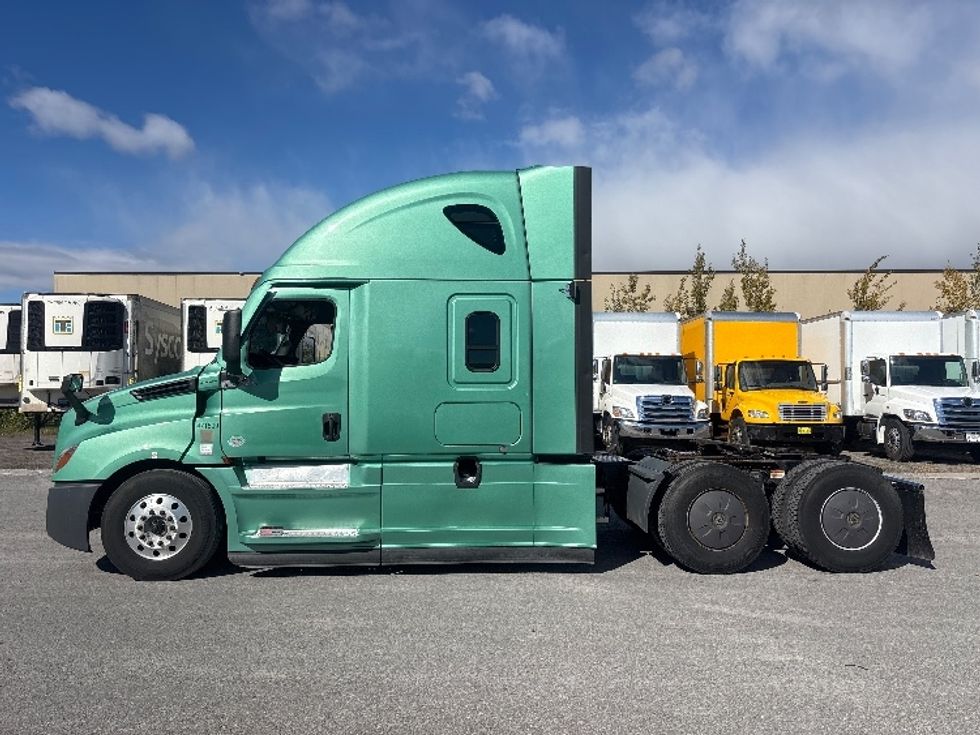 Sleeper Tractor-Heavy Duty Tractors-Freightliner-2023-T12664ST-Ottawa-ON-1,269,261\n\t\tkm-$ 74,250 - Image 4