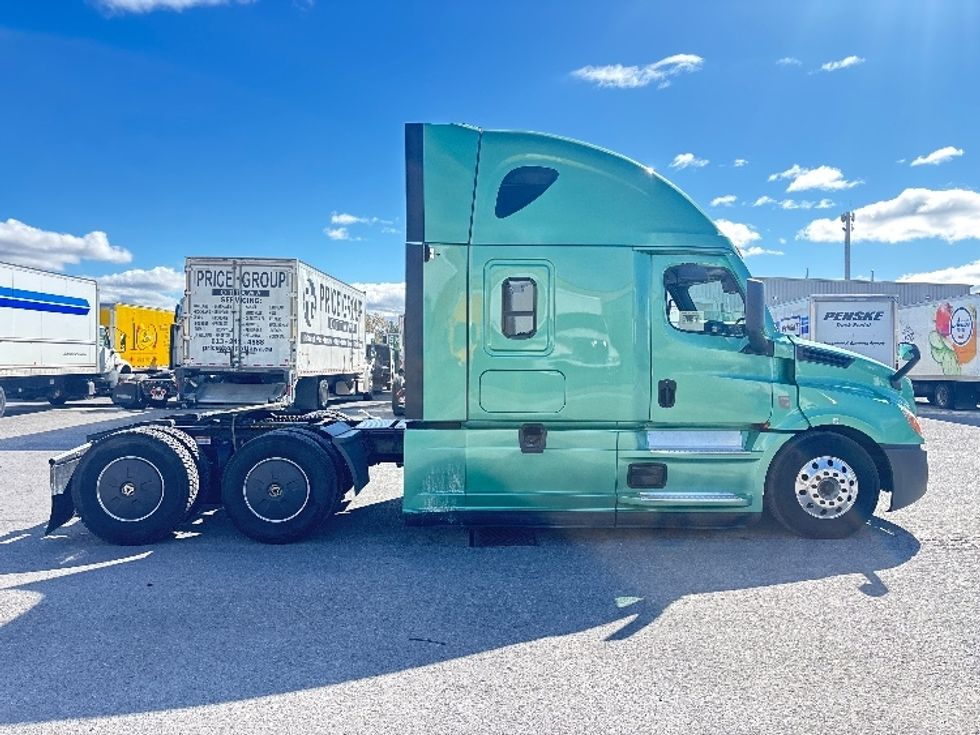 Sleeper Tractor-Heavy Duty Tractors-Freightliner-2023-T12664ST-Ottawa-ON-1,269,261\n\t\tkm-$ 74,250 - Image 8