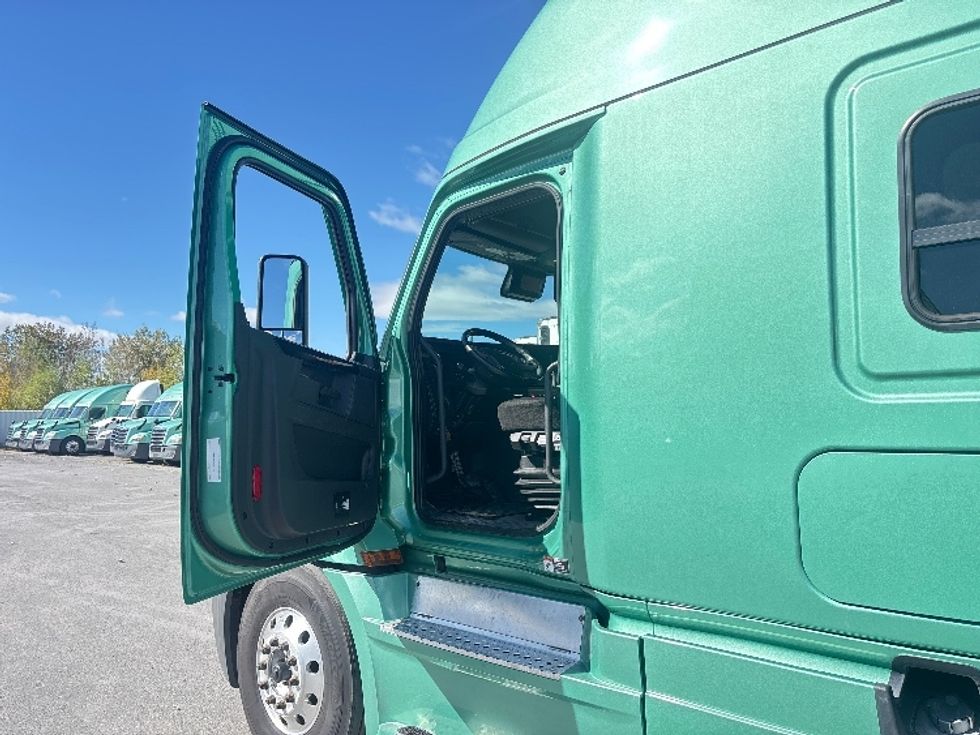 Sleeper Tractor-Heavy Duty Tractors-Freightliner-2023-T12664ST-Ottawa-ON-1,269,261\n\t\tkm-$ 74,250 - Image 9