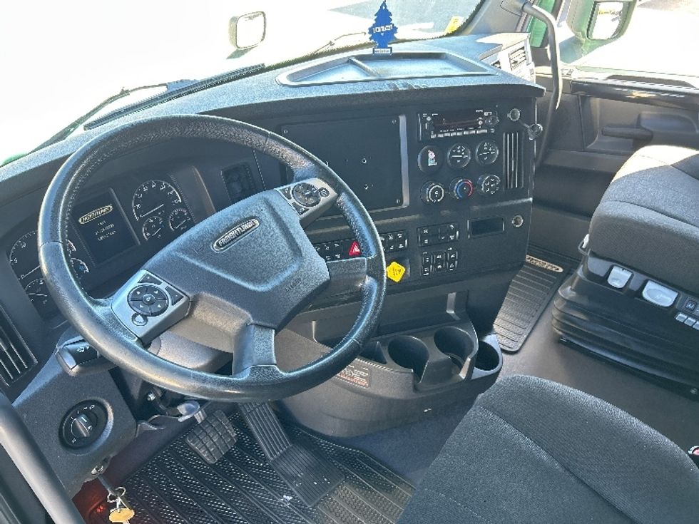 Sleeper Tractor-Heavy Duty Tractors-Freightliner-2023-T12664ST-Ottawa-ON-1,281,298\n\t\tkm-$ 73,250 - Image 10