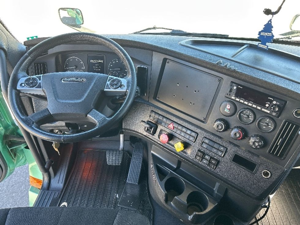 Sleeper Tractor-Heavy Duty Tractors-Freightliner-2023-T12664ST-Ottawa-ON-1,281,298\n\t\tkm-$ 73,250 - Image 11