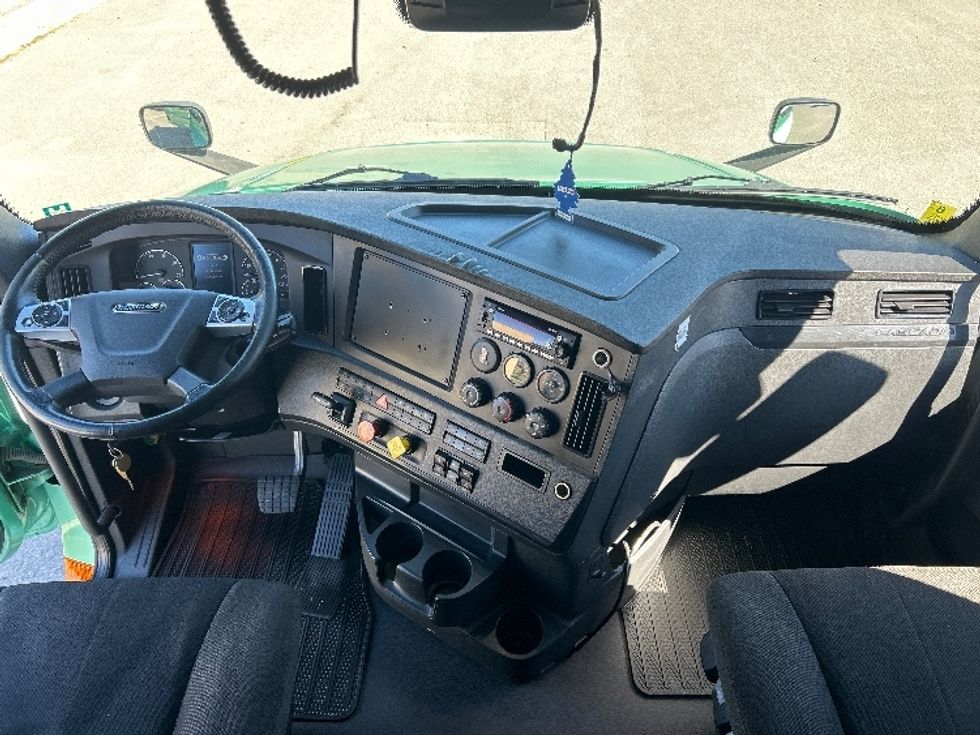 Sleeper Tractor-Heavy Duty Tractors-Freightliner-2023-T12664ST-Ottawa-ON-1,281,298\n\t\tkm-$ 73,250 - Image 12