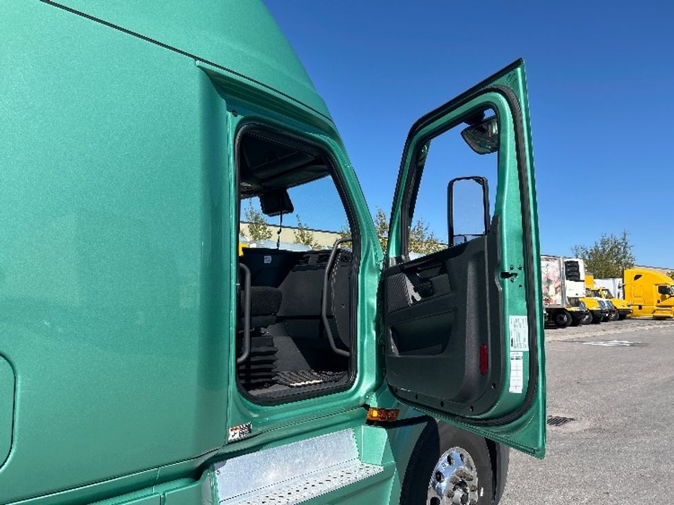Sleeper Tractor-Heavy Duty Tractors-Freightliner-2023-T12664ST-Ottawa-ON-1,281,298\n\t\tkm-$ 73,250 - Image 13