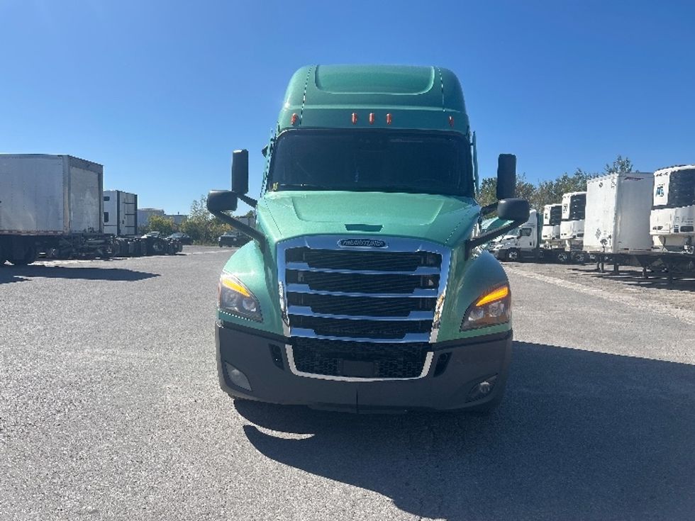 Sleeper Tractor-Heavy Duty Tractors-Freightliner-2023-T12664ST-Ottawa-ON-1,281,298\n\t\tkm-$ 73,250 - Image 2