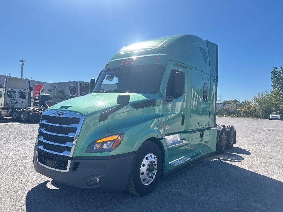 Sleeper Tractor-Heavy Duty Tractors-Freightliner-2023-T12664ST-Ottawa-ON-1,281,298\n\t\tkm-$ 73,250 - Image 3