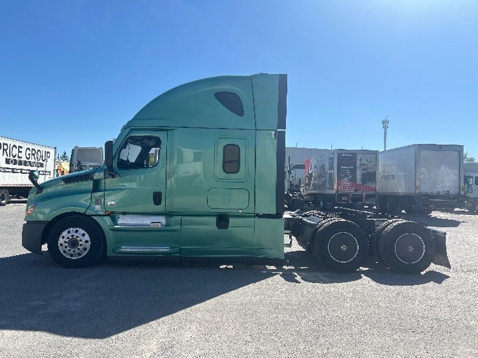 Sleeper Tractor-Heavy Duty Tractors-Freightliner-2023-T12664ST-Ottawa-ON-1,281,298\n\t\tkm-$ 73,250 - Image 4
