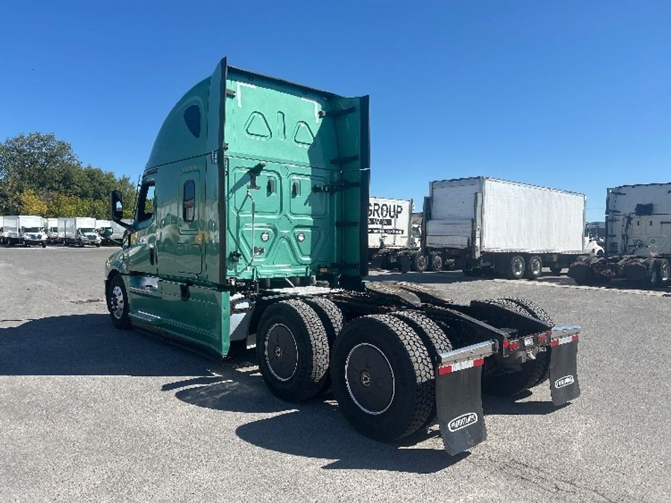 Sleeper Tractor-Heavy Duty Tractors-Freightliner-2023-T12664ST-Ottawa-ON-1,281,298\n\t\tkm-$ 73,250 - Image 5