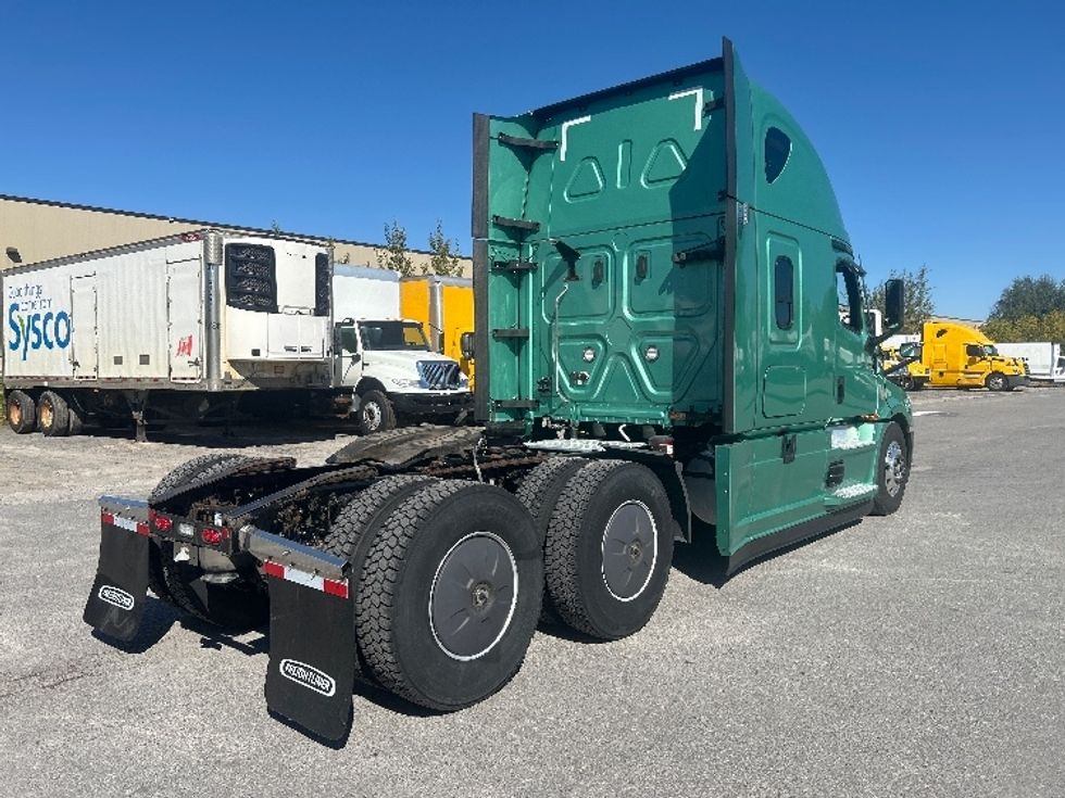 Sleeper Tractor-Heavy Duty Tractors-Freightliner-2023-T12664ST-Ottawa-ON-1,281,298\n\t\tkm-$ 73,250 - Image 7