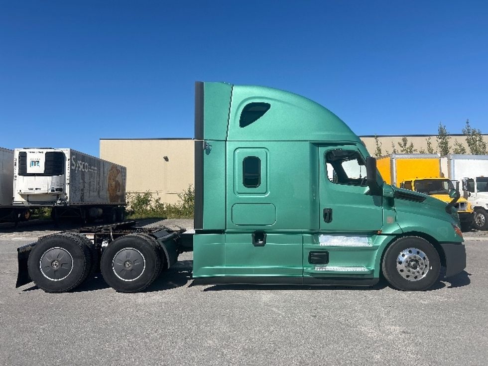 Sleeper Tractor-Heavy Duty Tractors-Freightliner-2023-T12664ST-Ottawa-ON-1,281,298\n\t\tkm-$ 73,250 - Image 8