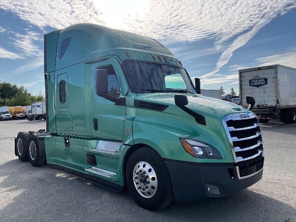 Sleeper Tractor-Heavy Duty Tractors-Freightliner-2023-T12664ST-Ottawa-ON-1,340,181\n\t\tkm-$ 68,250 - Image 1