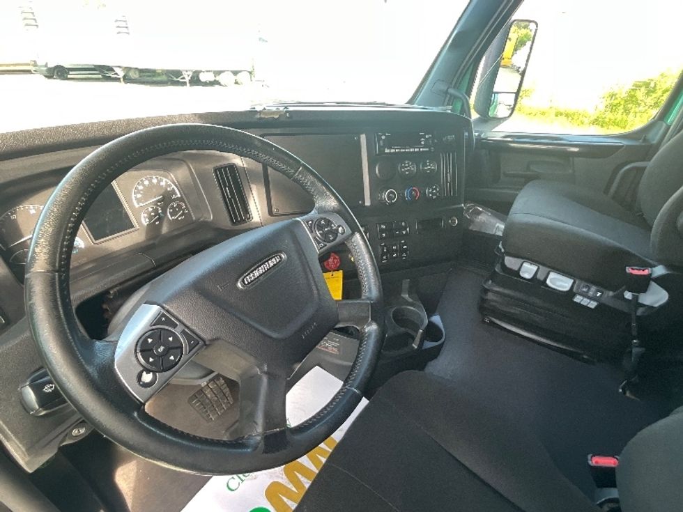 Sleeper Tractor-Heavy Duty Tractors-Freightliner-2023-T12664ST-Ottawa-ON-1,340,181\n\t\tkm-$ 68,250 - Image 10