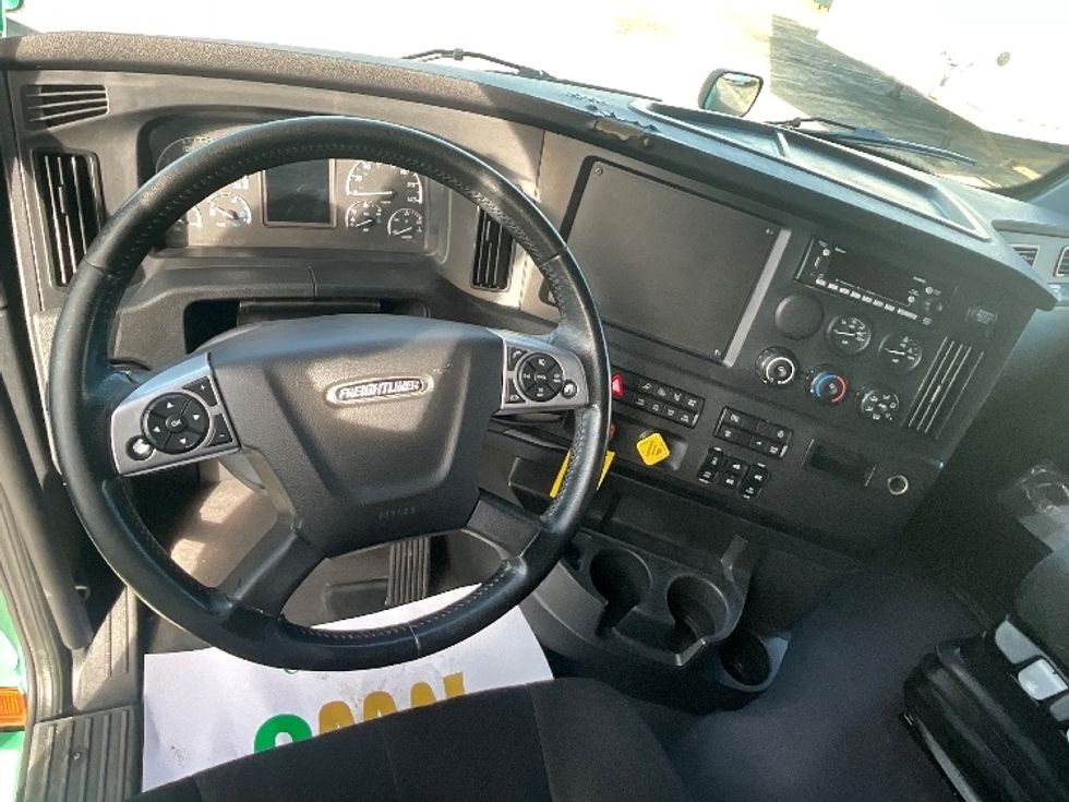 Sleeper Tractor-Heavy Duty Tractors-Freightliner-2023-T12664ST-Ottawa-ON-1,340,181\n\t\tkm-$ 68,250 - Image 11