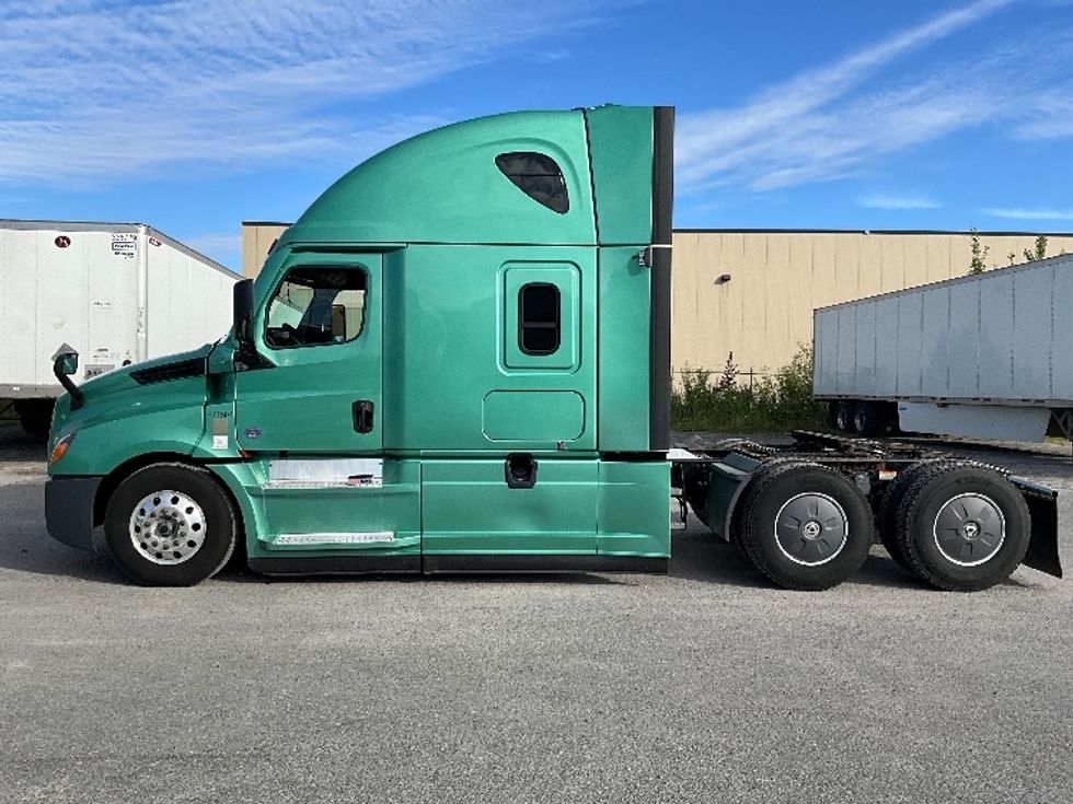 Sleeper Tractor-Heavy Duty Tractors-Freightliner-2023-T12664ST-Ottawa-ON-1,340,181\n\t\tkm-$ 68,250 - Image 4