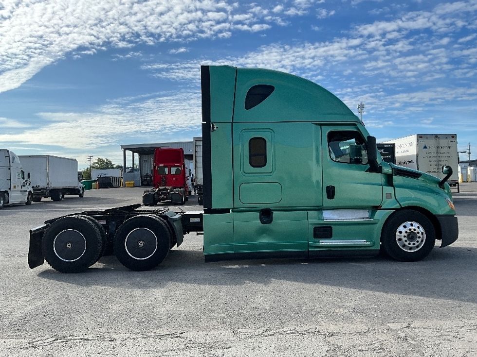 Sleeper Tractor-Heavy Duty Tractors-Freightliner-2023-T12664ST-Ottawa-ON-1,340,181\n\t\tkm-$ 68,250 - Image 8