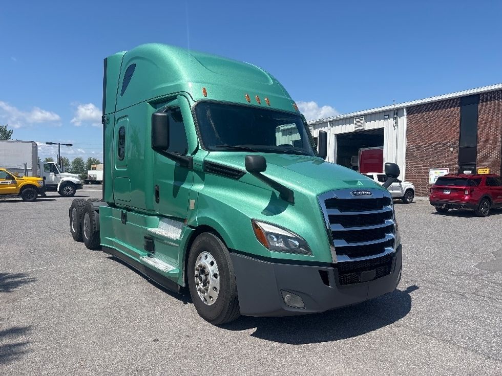 Sleeper Tractor-Heavy Duty Tractors-Freightliner-2023-T12664ST-Ottawa-ON-1,340,585\n\t\tkm-$ 67,750 - Image 1