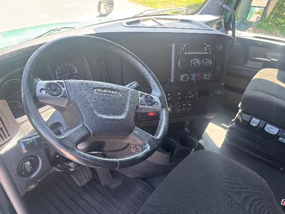 Sleeper Tractor-Heavy Duty Tractors-Freightliner-2023-T12664ST-Ottawa-ON-1,340,585\n\t\tkm-$ 67,750 - Image 10