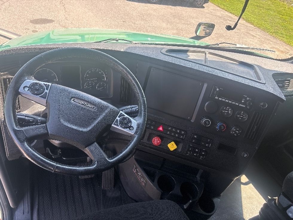 Sleeper Tractor-Heavy Duty Tractors-Freightliner-2023-T12664ST-Ottawa-ON-1,340,585\n\t\tkm-$ 67,750 - Image 11