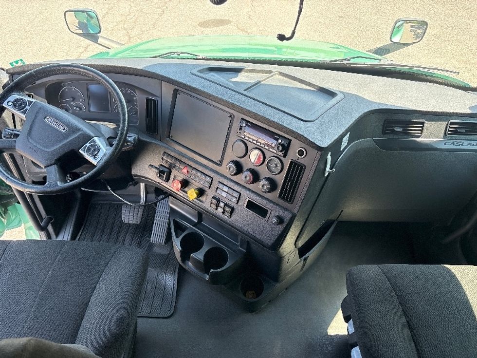 Sleeper Tractor-Heavy Duty Tractors-Freightliner-2023-T12664ST-Ottawa-ON-1,340,585\n\t\tkm-$ 67,750 - Image 12