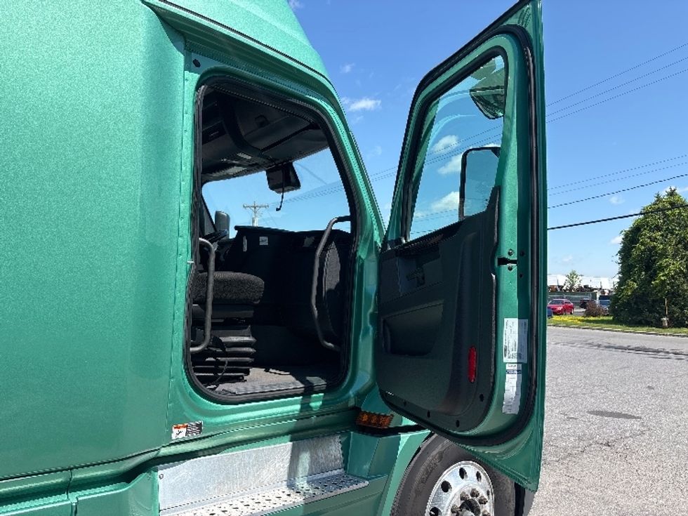 Sleeper Tractor-Heavy Duty Tractors-Freightliner-2023-T12664ST-Ottawa-ON-1,340,585\n\t\tkm-$ 67,750 - Image 13