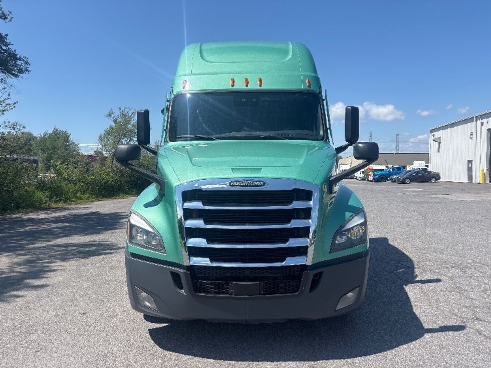 Sleeper Tractor-Heavy Duty Tractors-Freightliner-2023-T12664ST-Ottawa-ON-1,340,585\n\t\tkm-$ 67,750 - Image 2