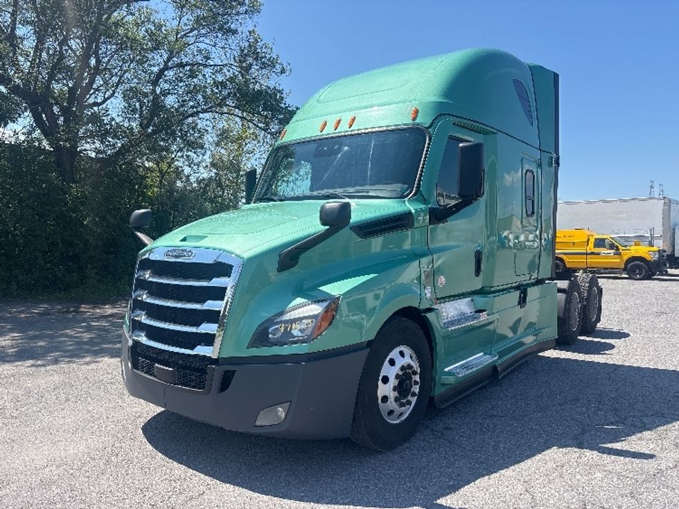 Sleeper Tractor-Heavy Duty Tractors-Freightliner-2023-T12664ST-Ottawa-ON-1,340,585\n\t\tkm-$ 67,750 - Image 3